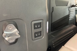 Valkoinen Land Rover Defender 2022 kuva 32.