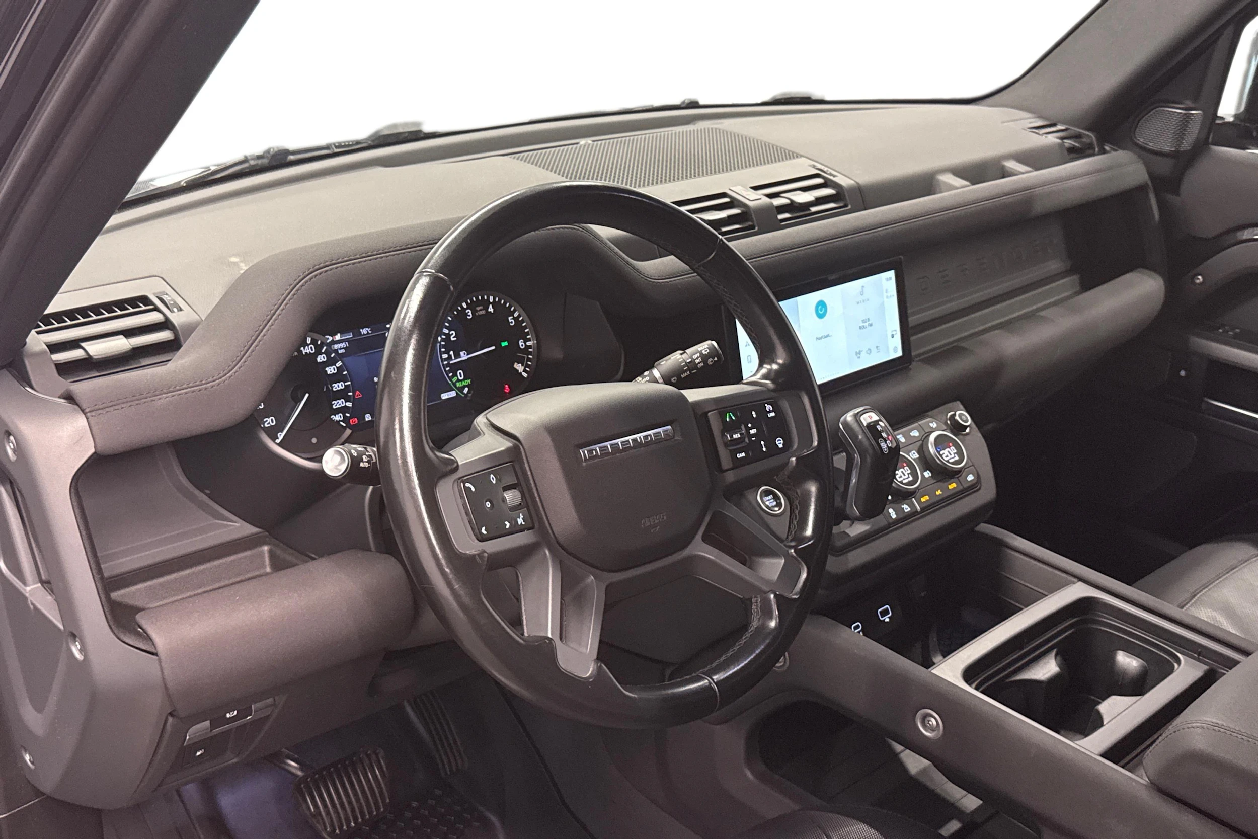 musta Land Rover Defender 2023 kuva 6.