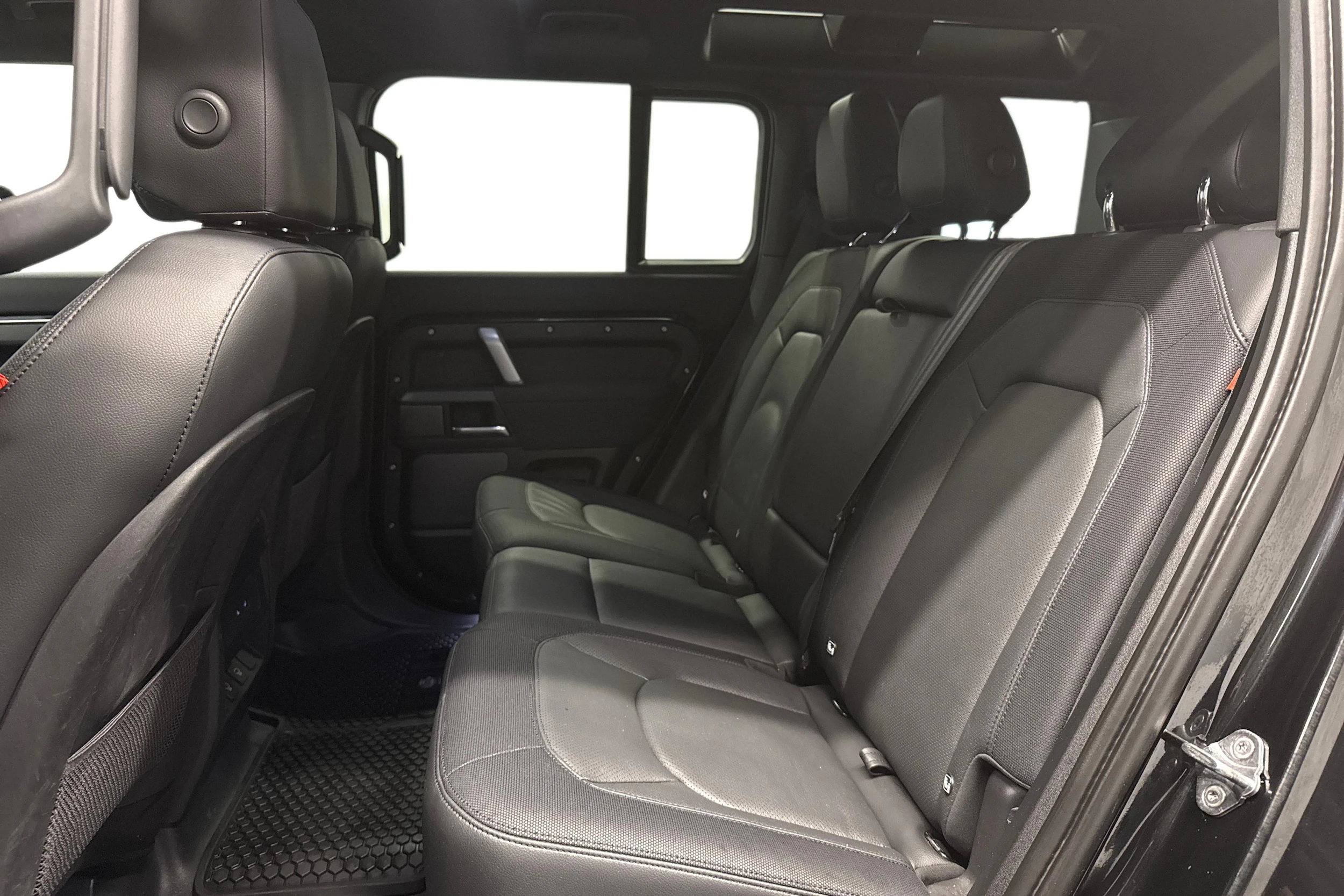 musta Land Rover Defender 2023 kuva 8.