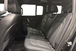 musta Land Rover Defender 2023 kuva 8.