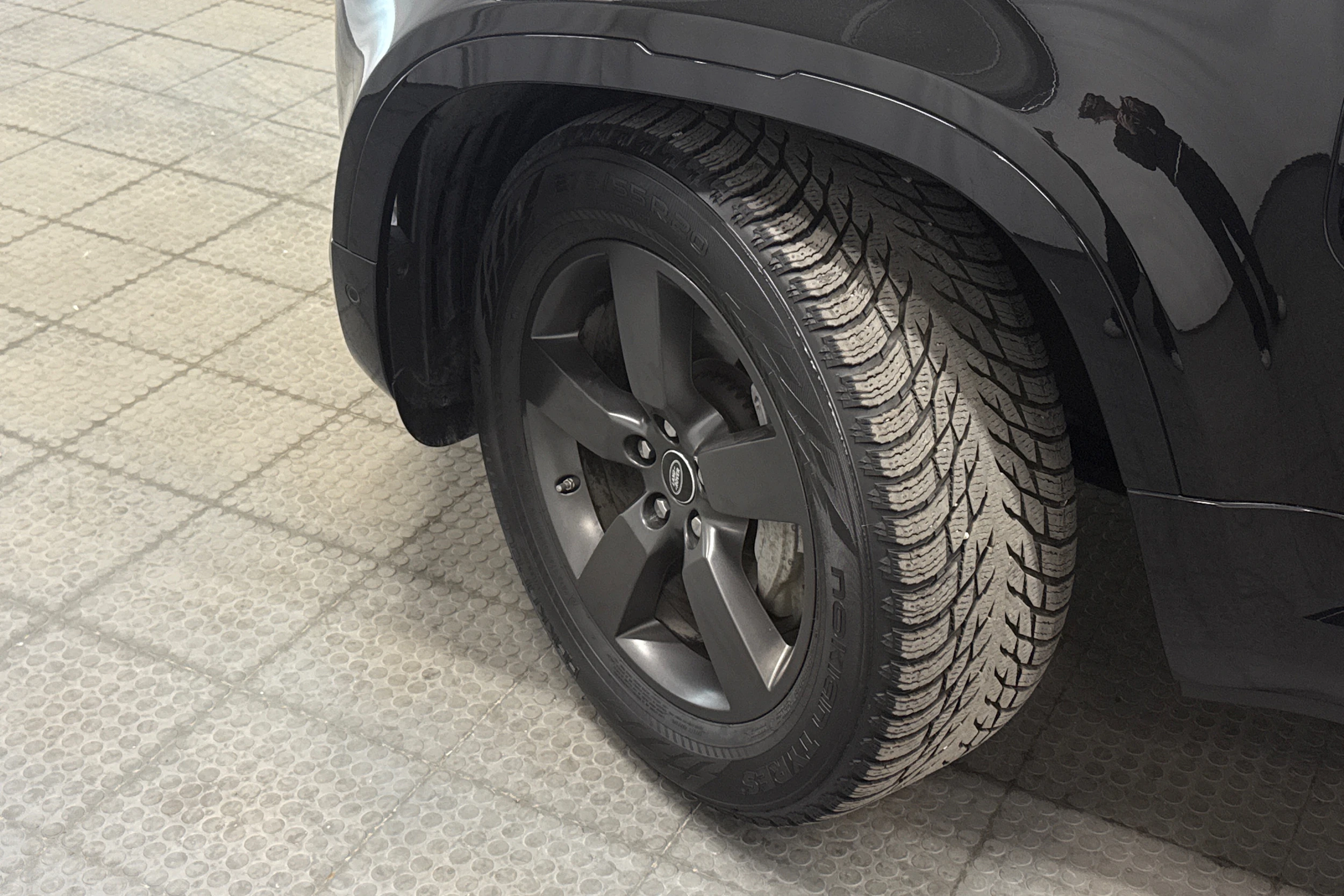 musta Land Rover Defender 2023 kuva 10.