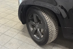musta Land Rover Defender 2023 kuva 10.