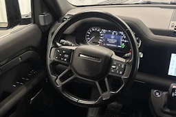 musta Land Rover Defender 2023 kuva 11.