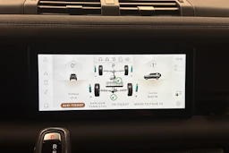 musta Land Rover Defender 2023 kuva 18.