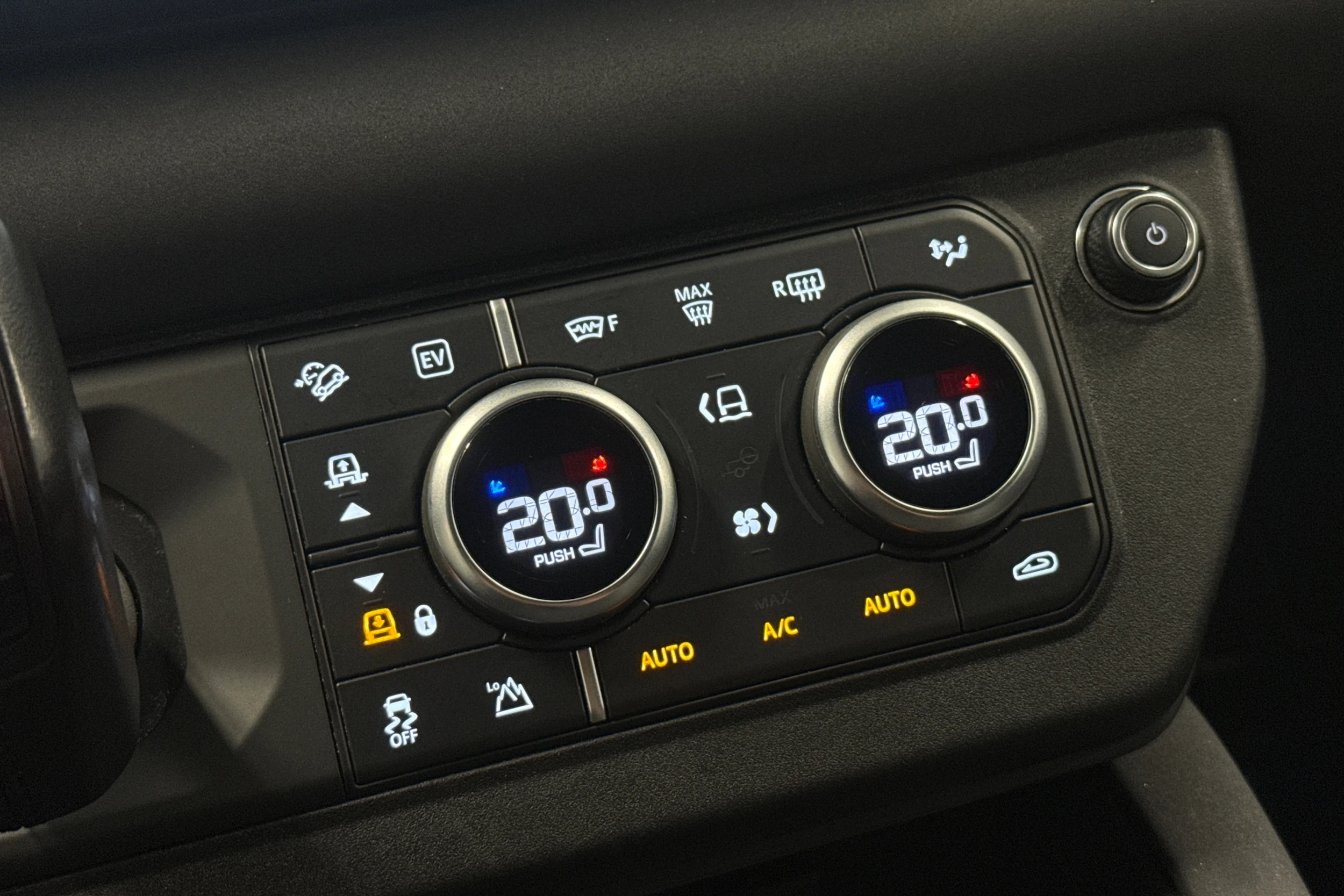 musta Land Rover Defender 2023 kuva 22.