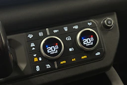 musta Land Rover Defender 2023 kuva 22.