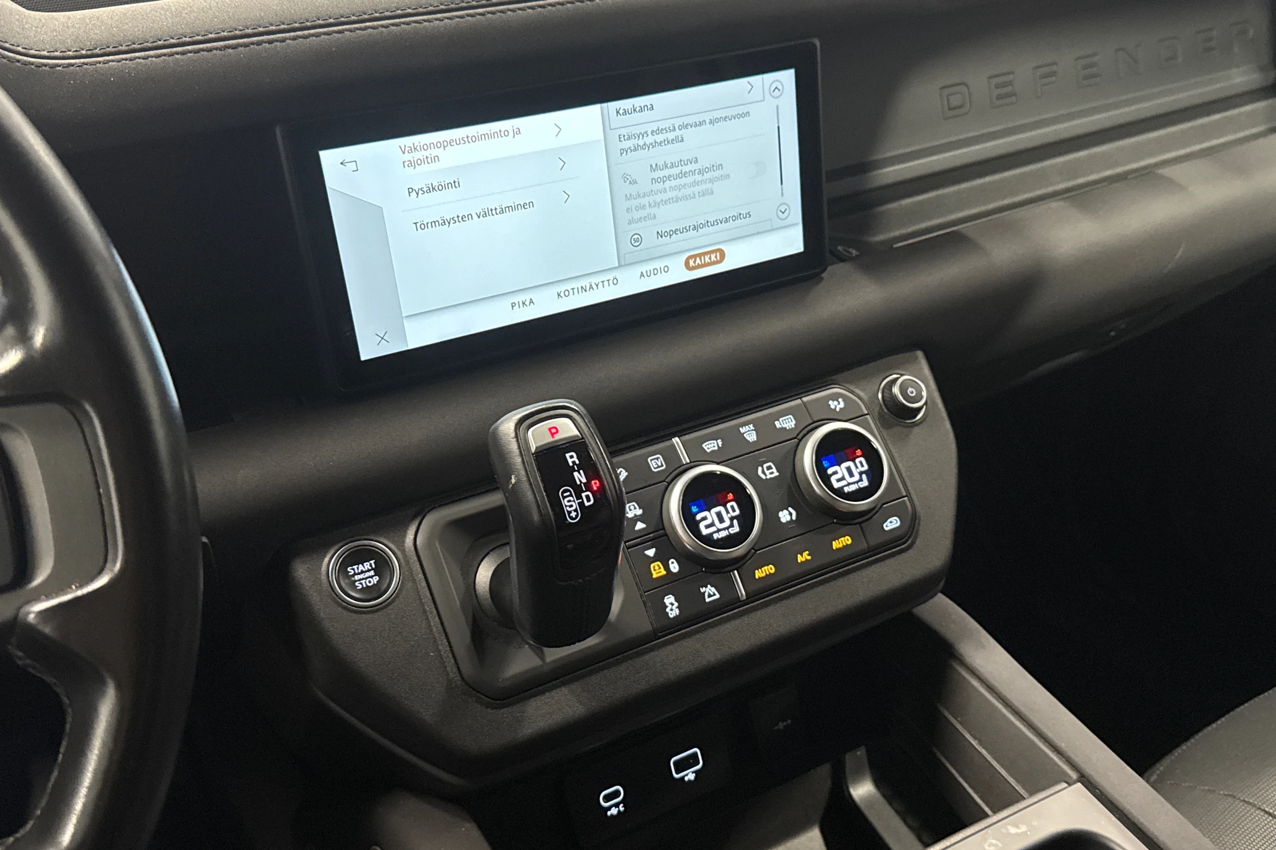 musta Land Rover Defender 2023 kuva 23.