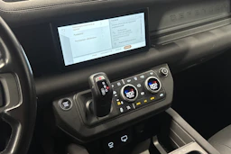 musta Land Rover Defender 2023 kuva 23.