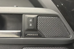 musta Land Rover Defender 2023 kuva 24.