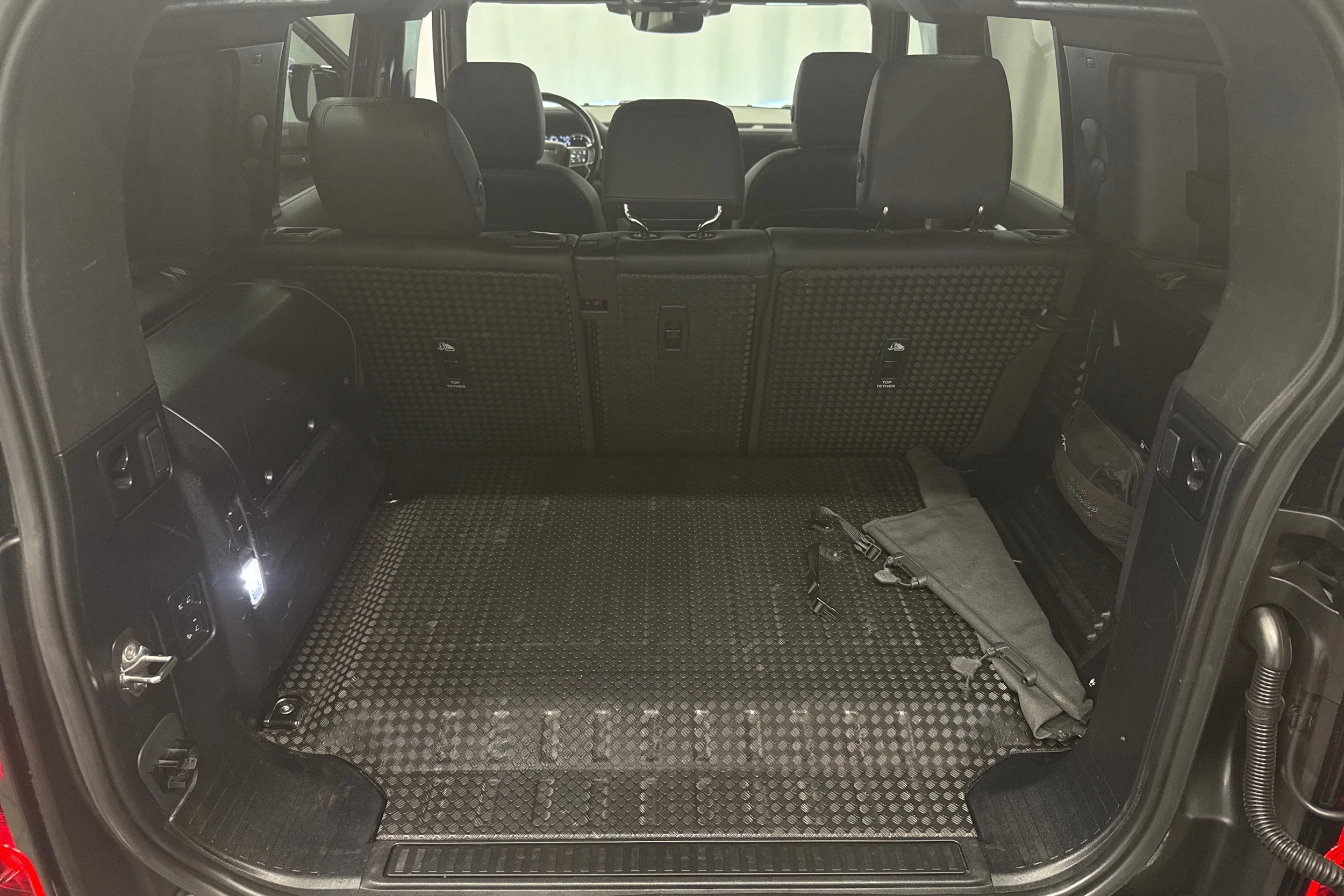 musta Land Rover Defender 2023 kuva 27.