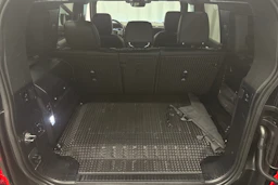 musta Land Rover Defender 2023 kuva 27.