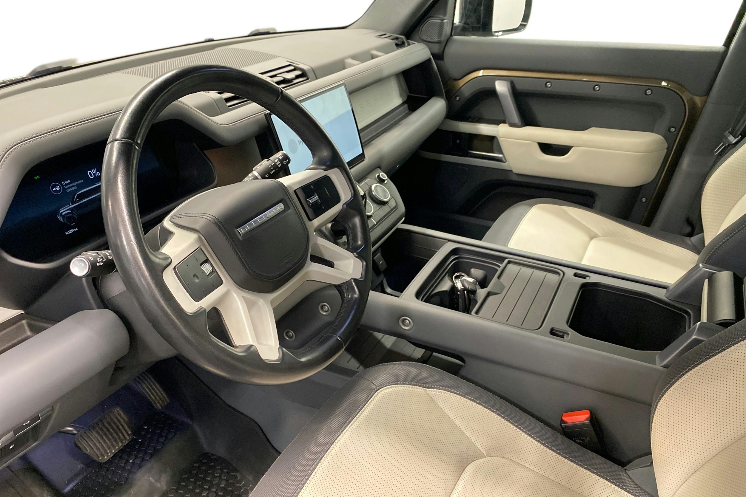 Ruskea (beige) Land Rover Defender 2023 kuva 9.