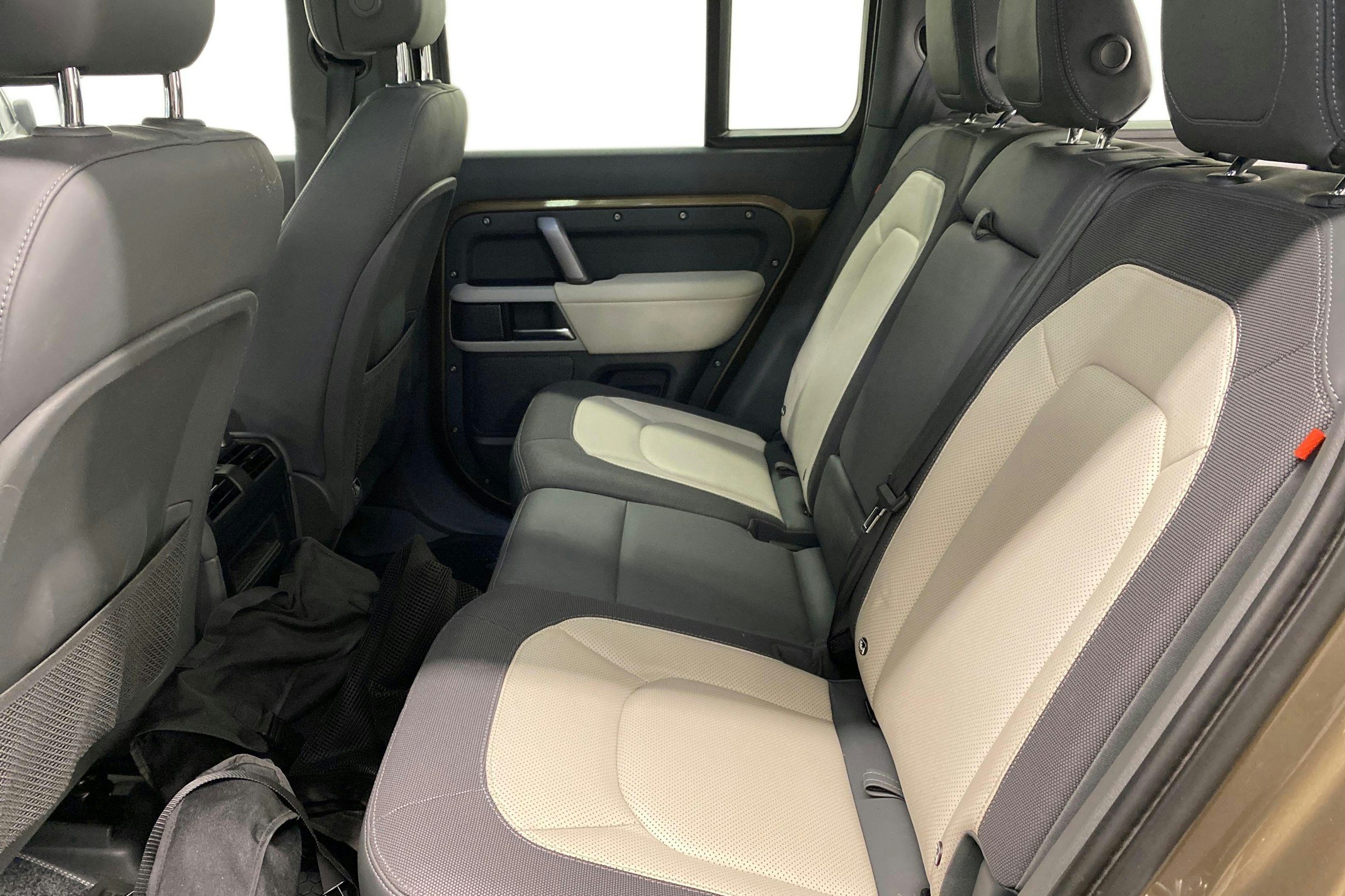 Ruskea (beige) Land Rover Defender 2023 kuva 11.