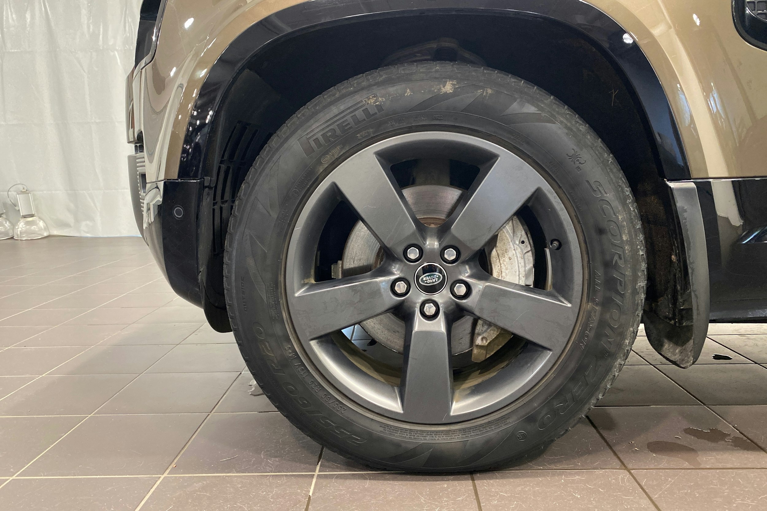 Ruskea (beige) Land Rover Defender 2023 kuva 12.