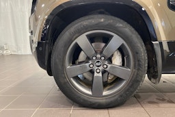 Ruskea (beige) Land Rover Defender 2023 kuva 12.