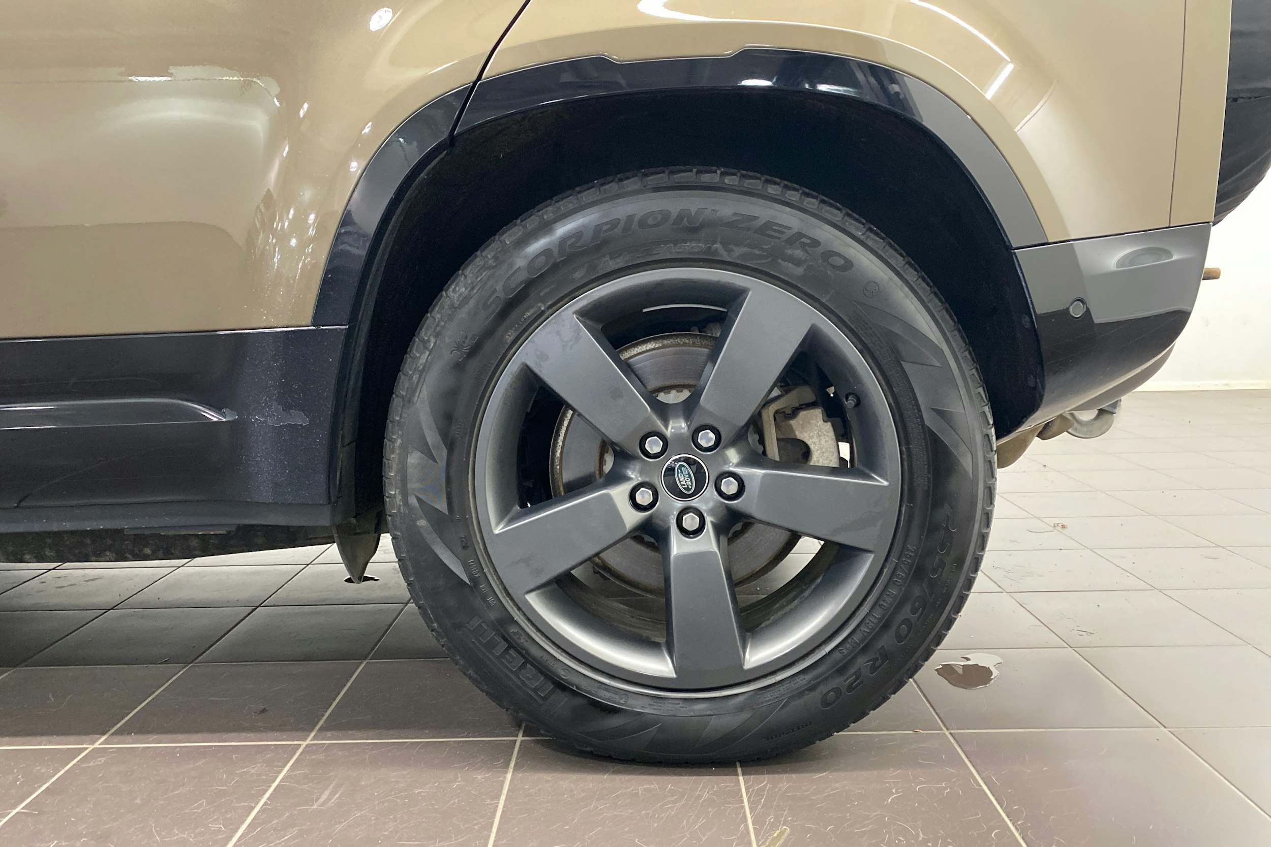 Ruskea (beige) Land Rover Defender 2023 kuva 13.