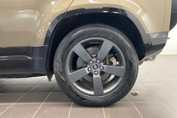 Ruskea (beige) Land Rover Defender 2023 kuva 13.