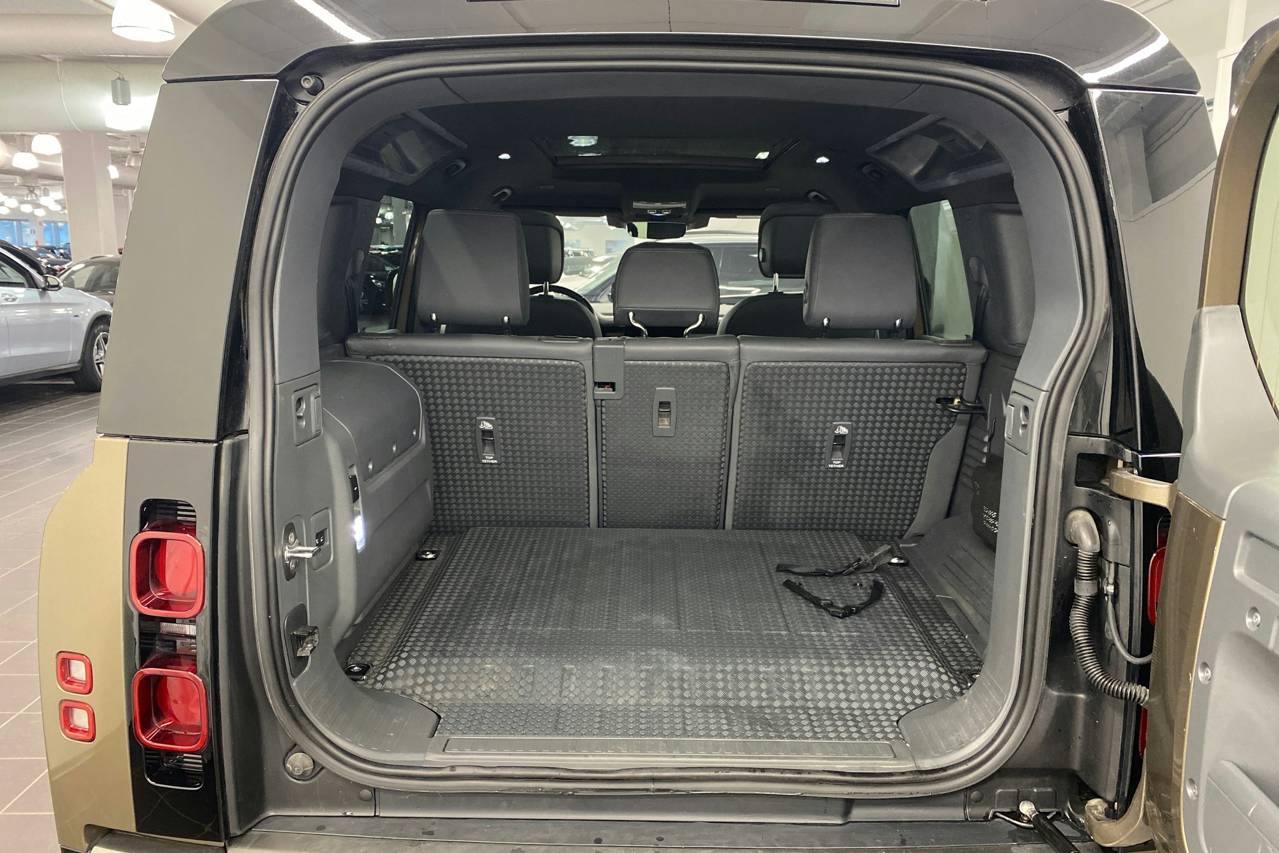 Ruskea (beige) Land Rover Defender 2023 kuva 15.