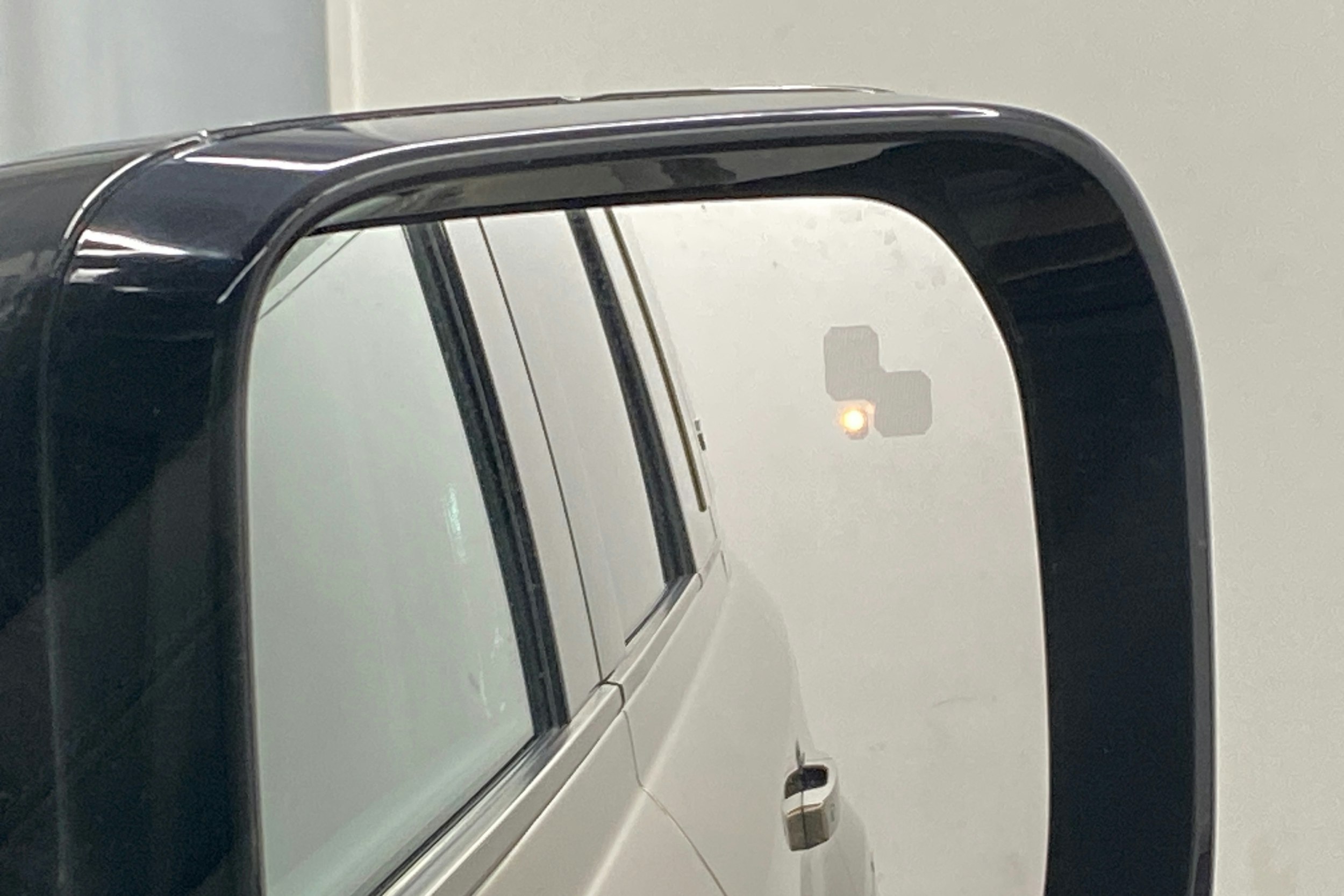 Ruskea (beige) Land Rover Defender 2023 kuva 18.