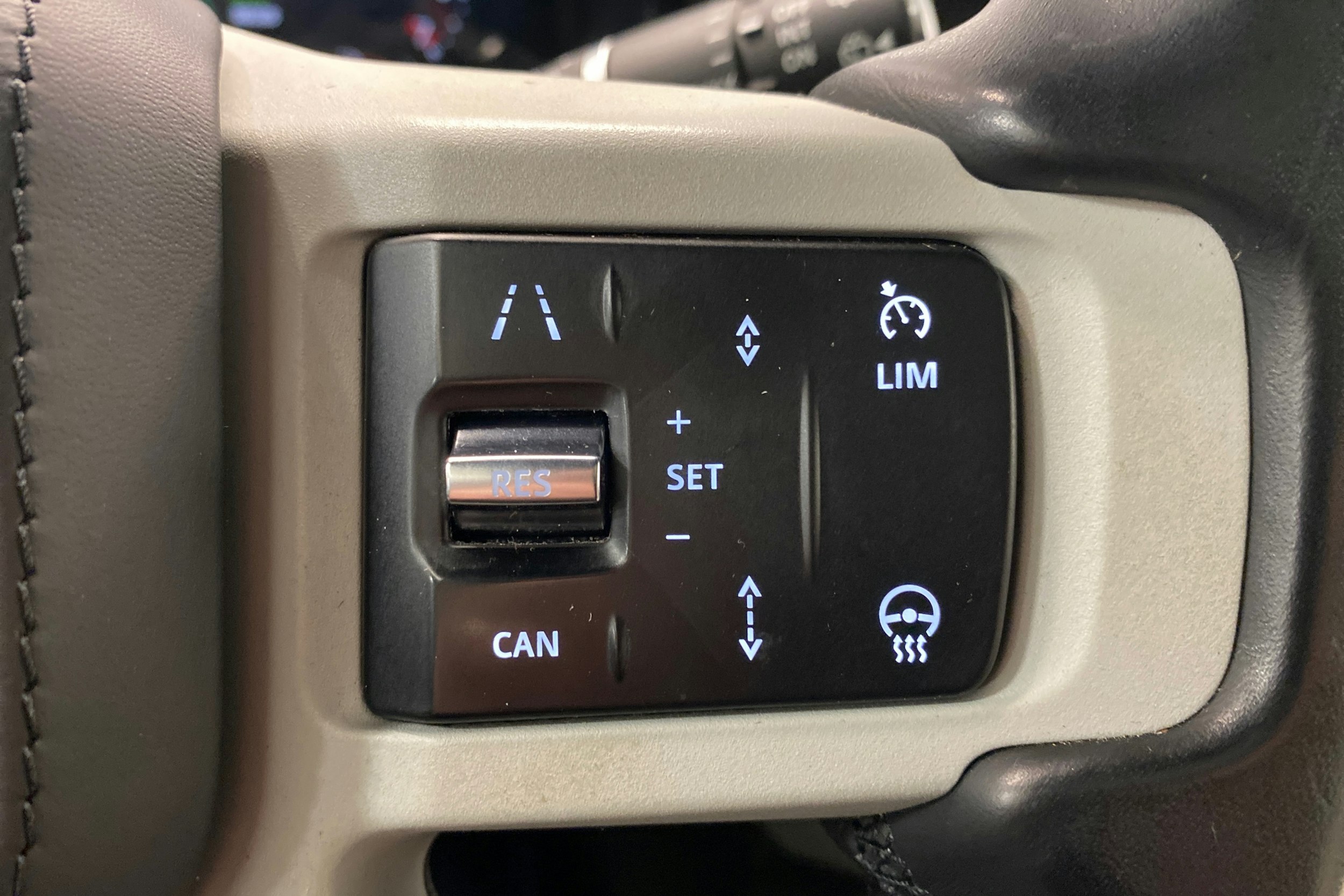 Ruskea (beige) Land Rover Defender 2023 kuva 22.