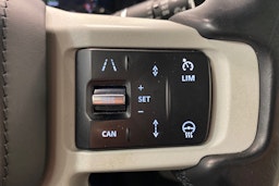 Ruskea (beige) Land Rover Defender 2023 kuva 22.