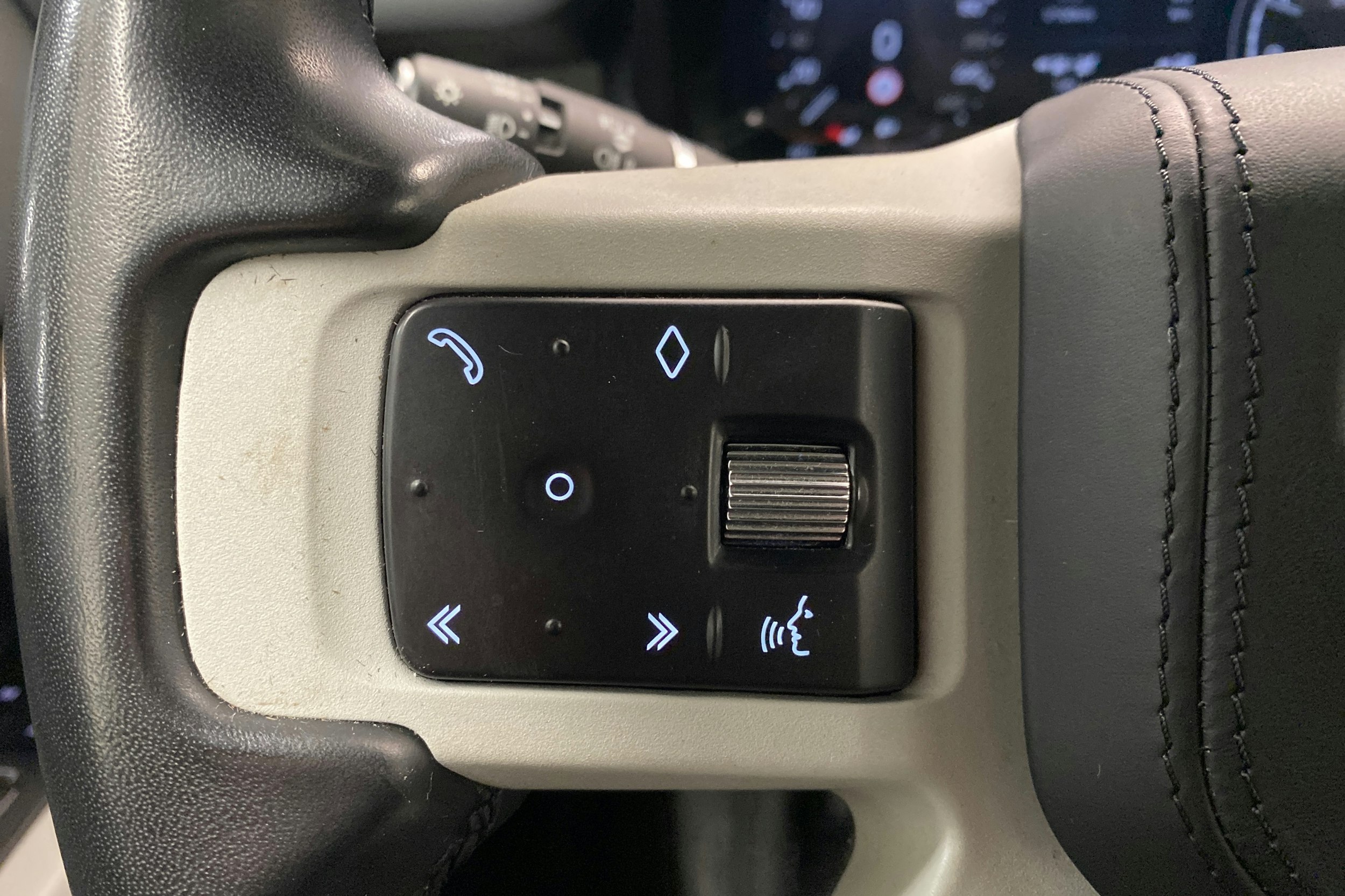 Ruskea (beige) Land Rover Defender 2023 kuva 23.