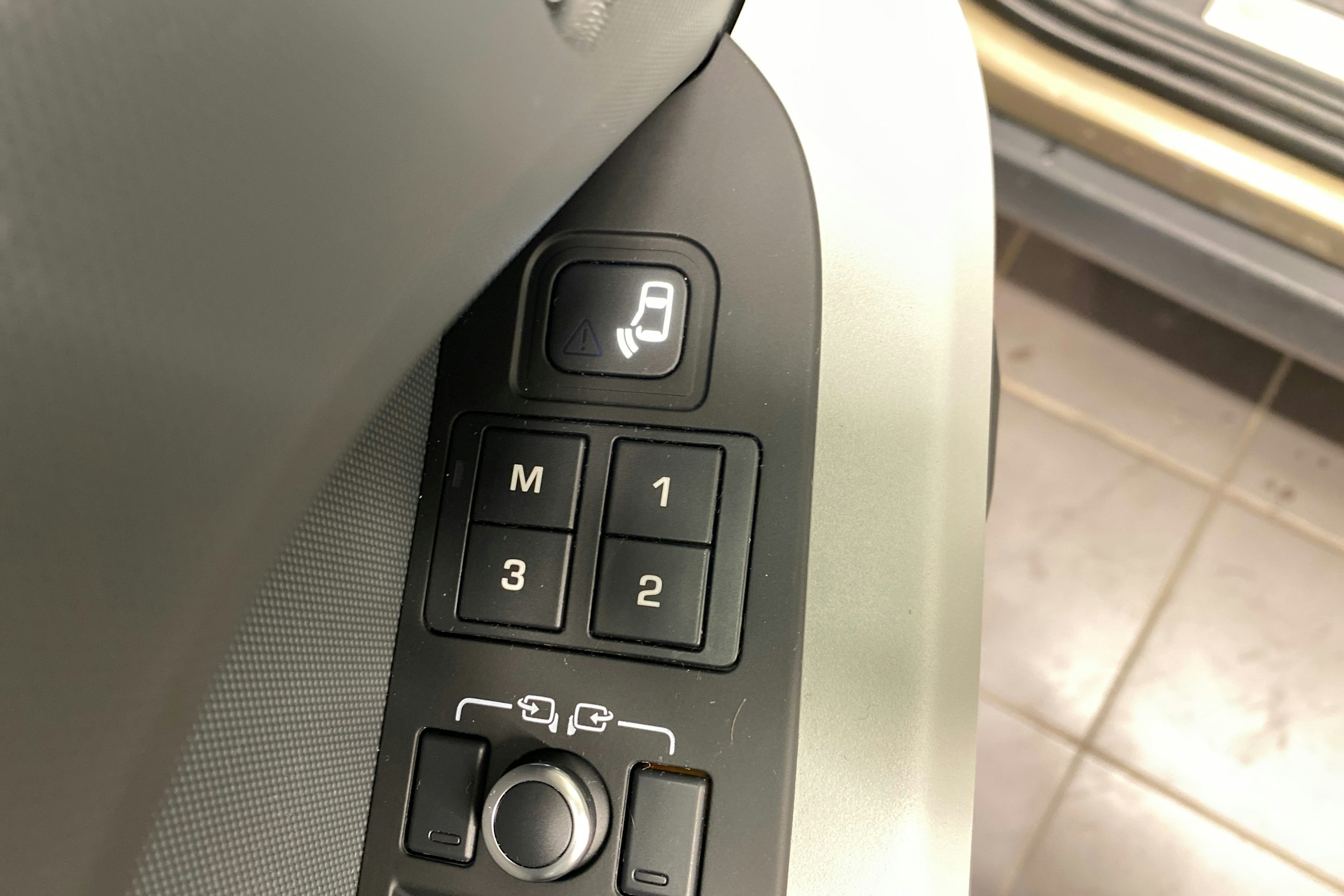 Ruskea (beige) Land Rover Defender 2023 kuva 25.