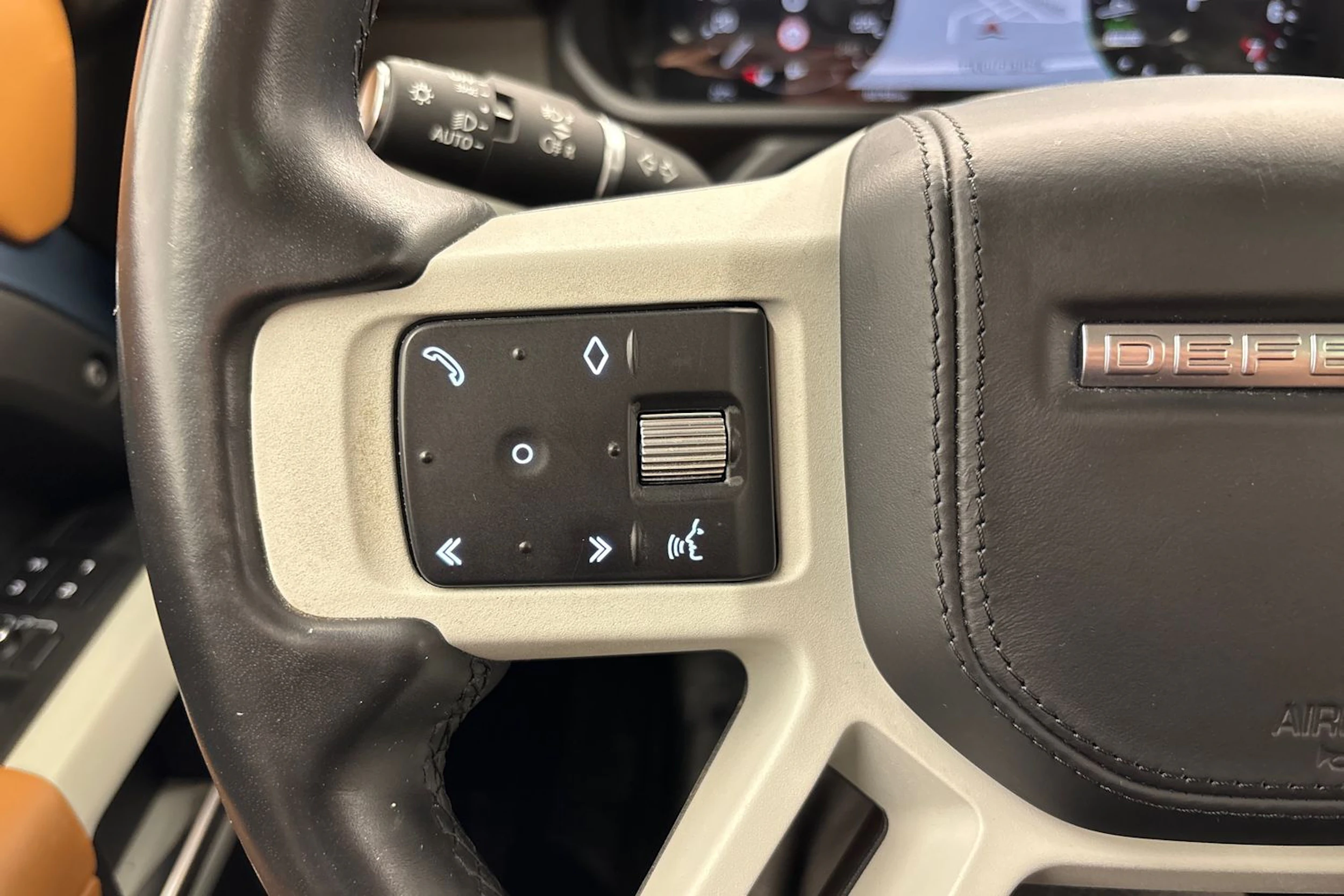 sininen Land Rover Defender 2023 kuva 11.