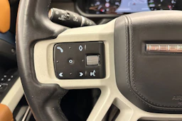 sininen Land Rover Defender 2023 kuva 11.