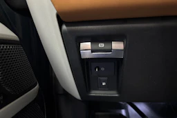 sininen Land Rover Defender 2023 kuva 17.