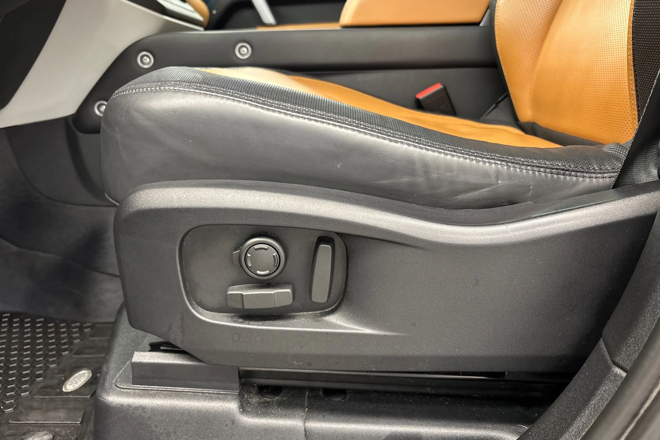 sininen Land Rover Defender 2023 kuva 18.