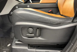 sininen Land Rover Defender 2023 kuva 18.