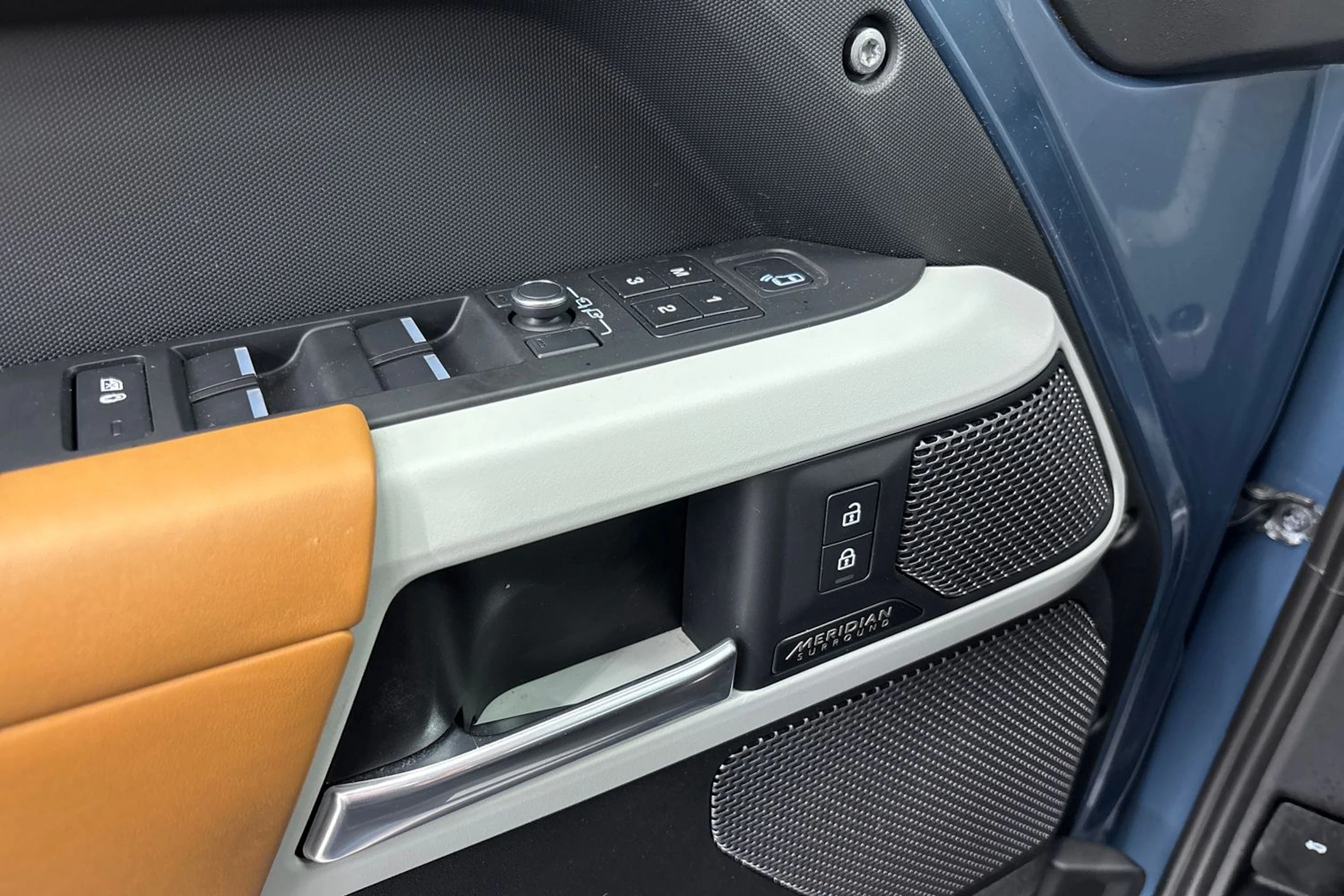 sininen Land Rover Defender 2023 kuva 19.