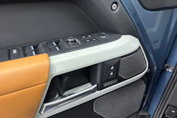 sininen Land Rover Defender 2023 kuva 19.