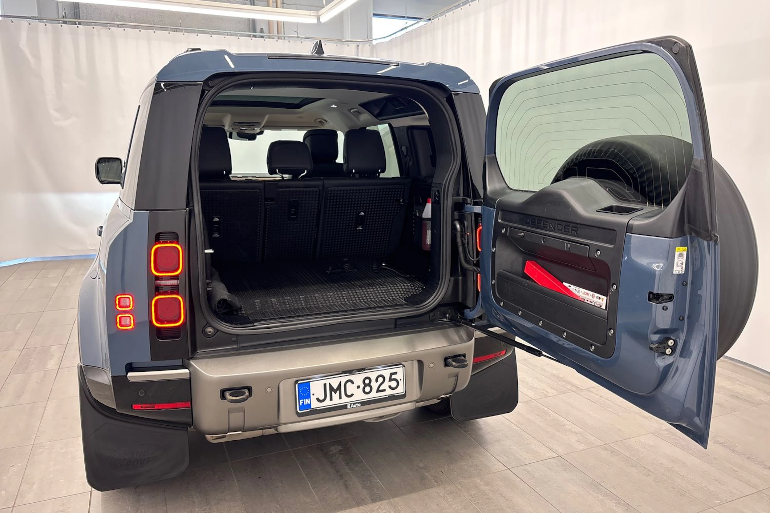 sininen Land Rover Defender 2023 kuva 26.