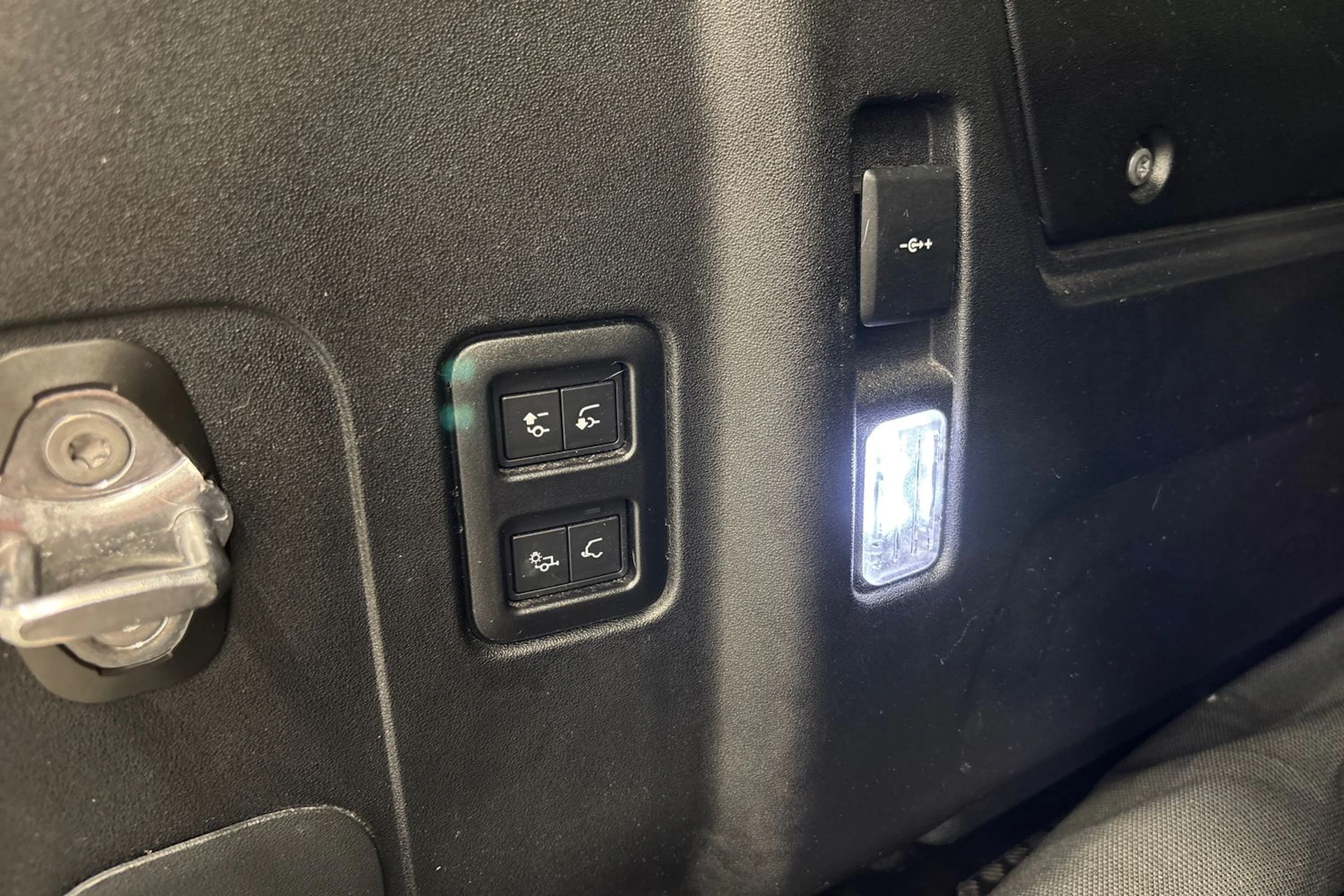 sininen Land Rover Defender 2023 kuva 28.