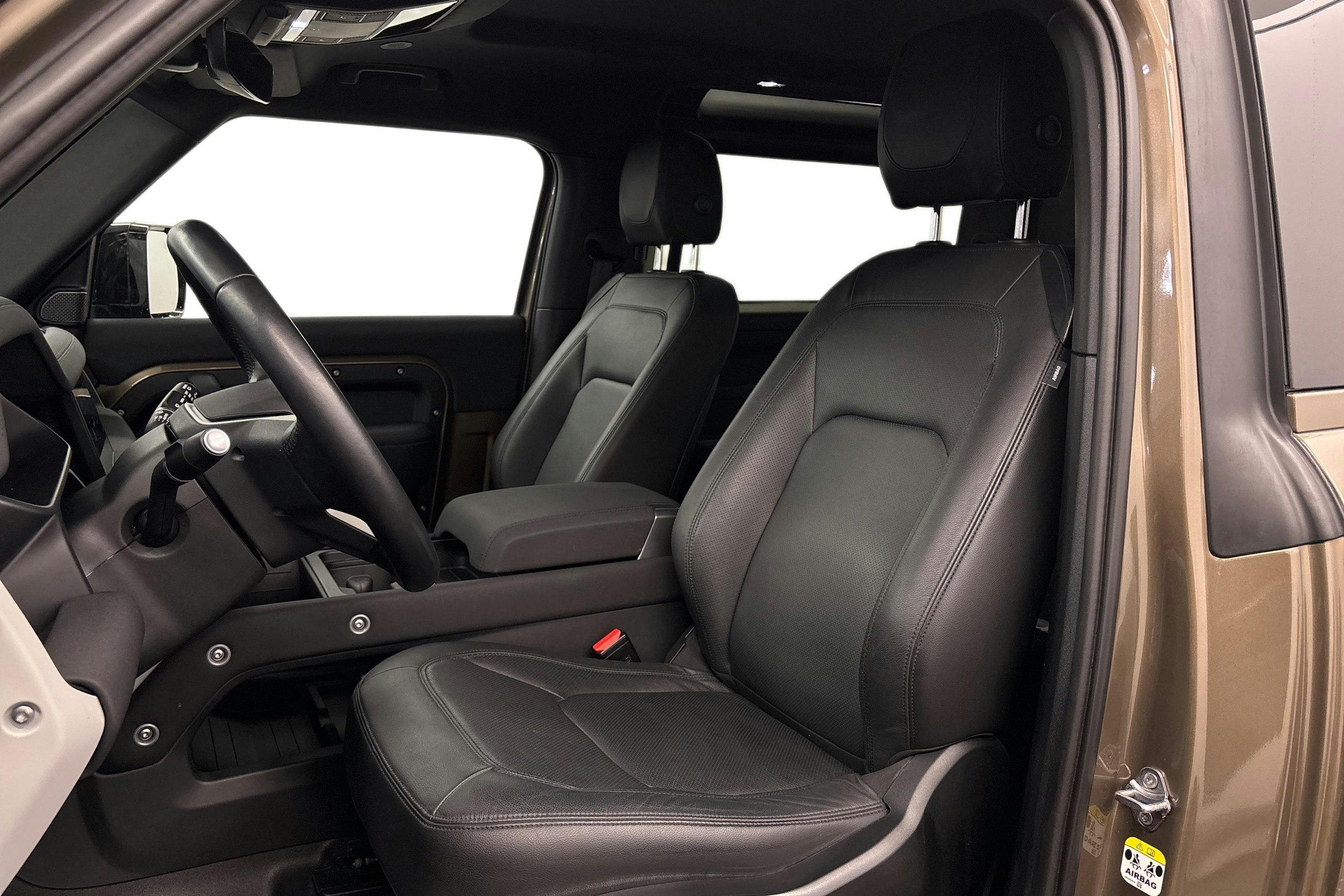 ruskea (beige) Land Rover Defender 2023 kuva 10.