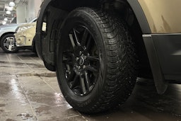 ruskea (beige) Land Rover Defender 2023 kuva 13.