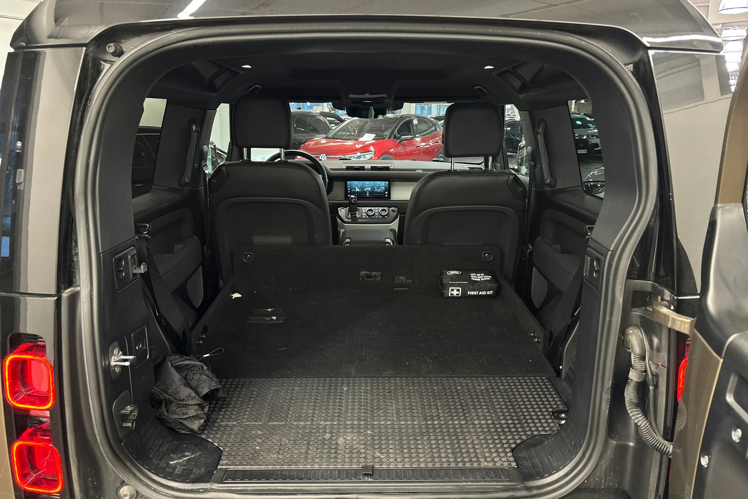 ruskea (beige) Land Rover Defender 2023 kuva 14.