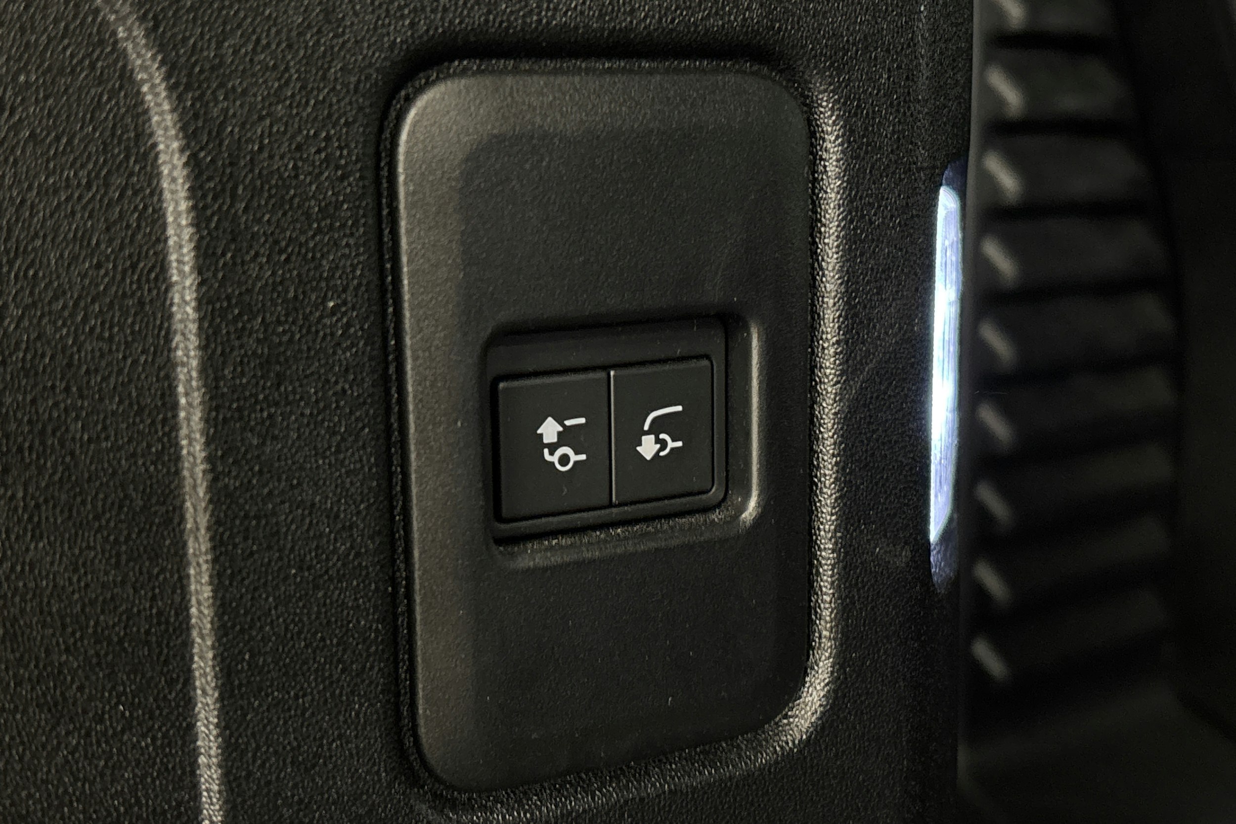 ruskea (beige) Land Rover Defender 2023 kuva 15.