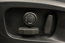 ruskea (beige) Land Rover Defender 2023 kuva 16.