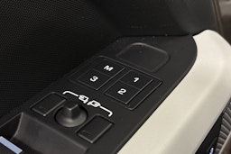 ruskea (beige) Land Rover Defender 2023 kuva 17.