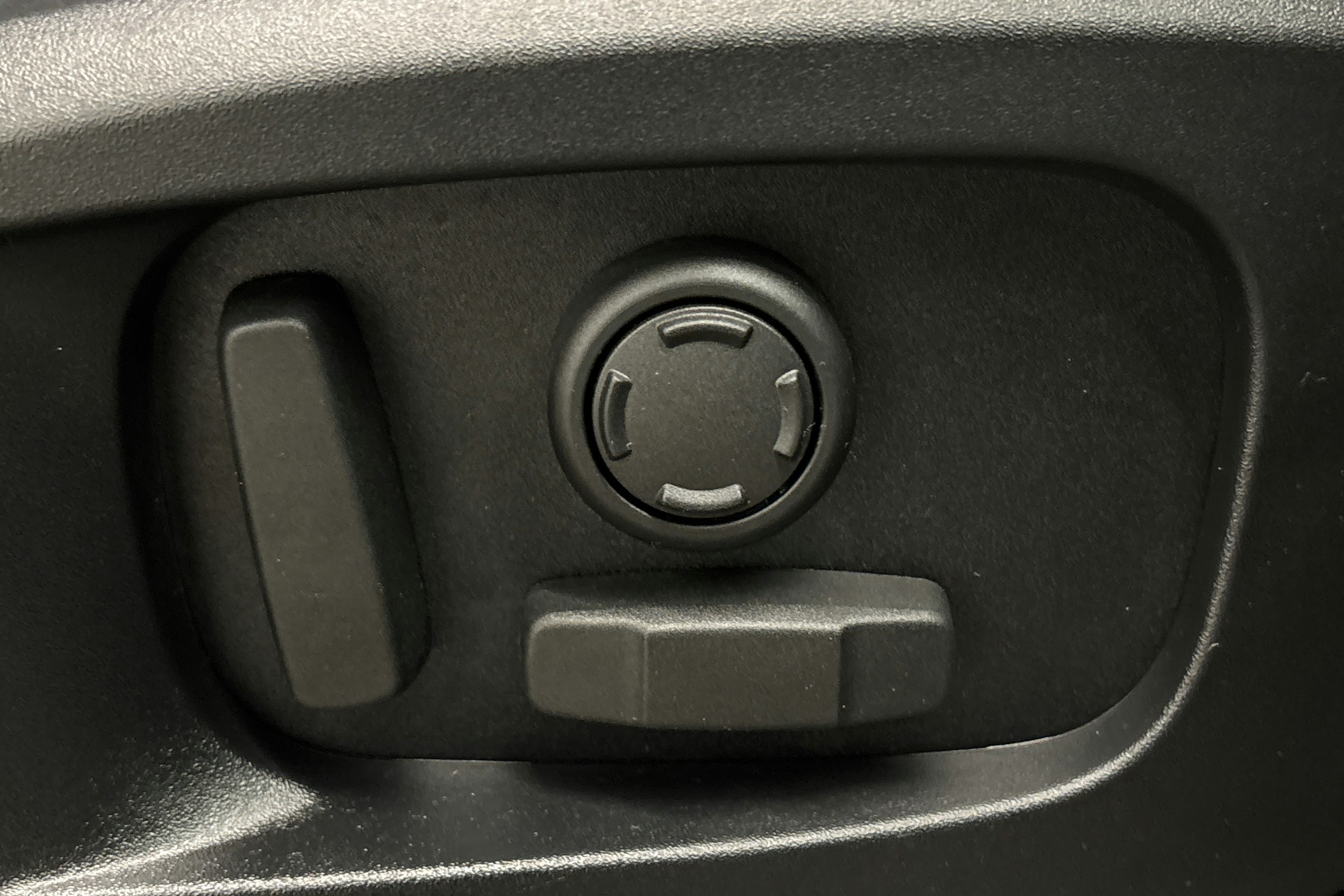 ruskea (beige) Land Rover Defender 2023 kuva 18.