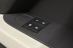 ruskea (beige) Land Rover Defender 2023 kuva 19.