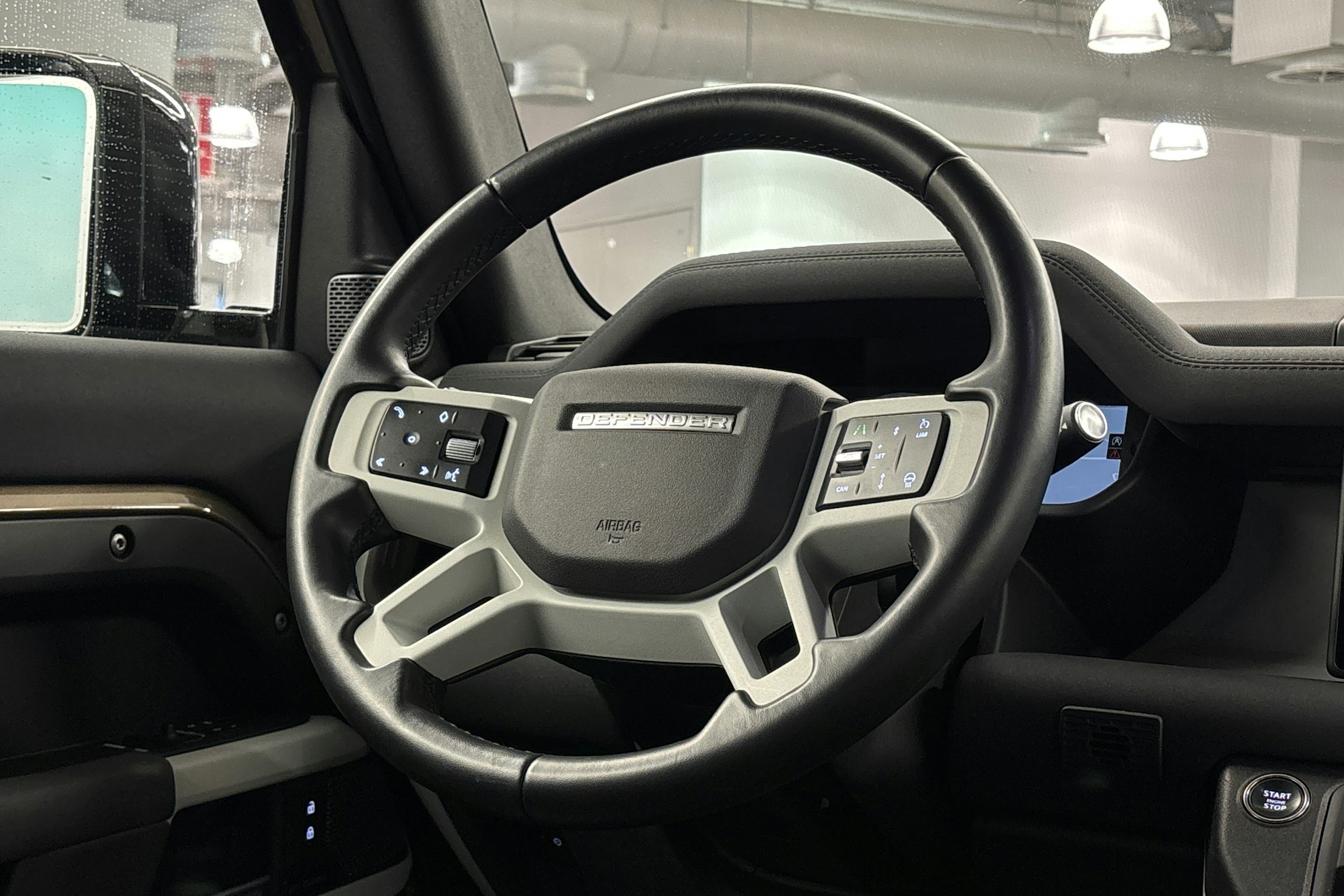 ruskea (beige) Land Rover Defender 2023 kuva 20.