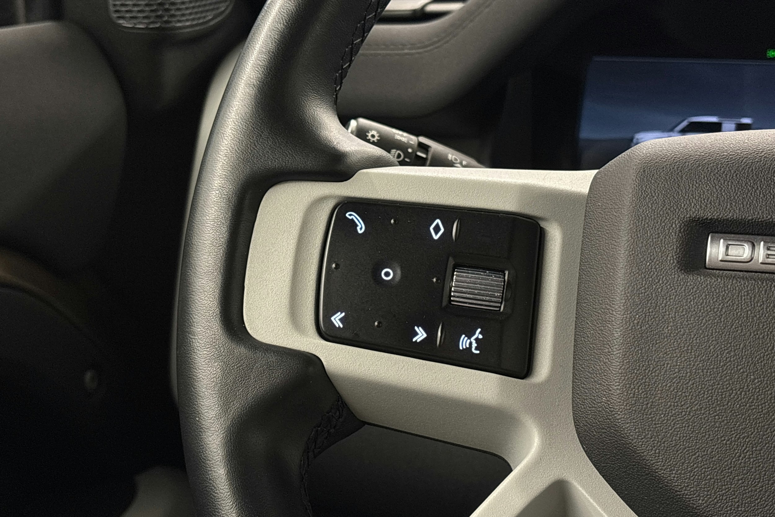 ruskea (beige) Land Rover Defender 2023 kuva 21.