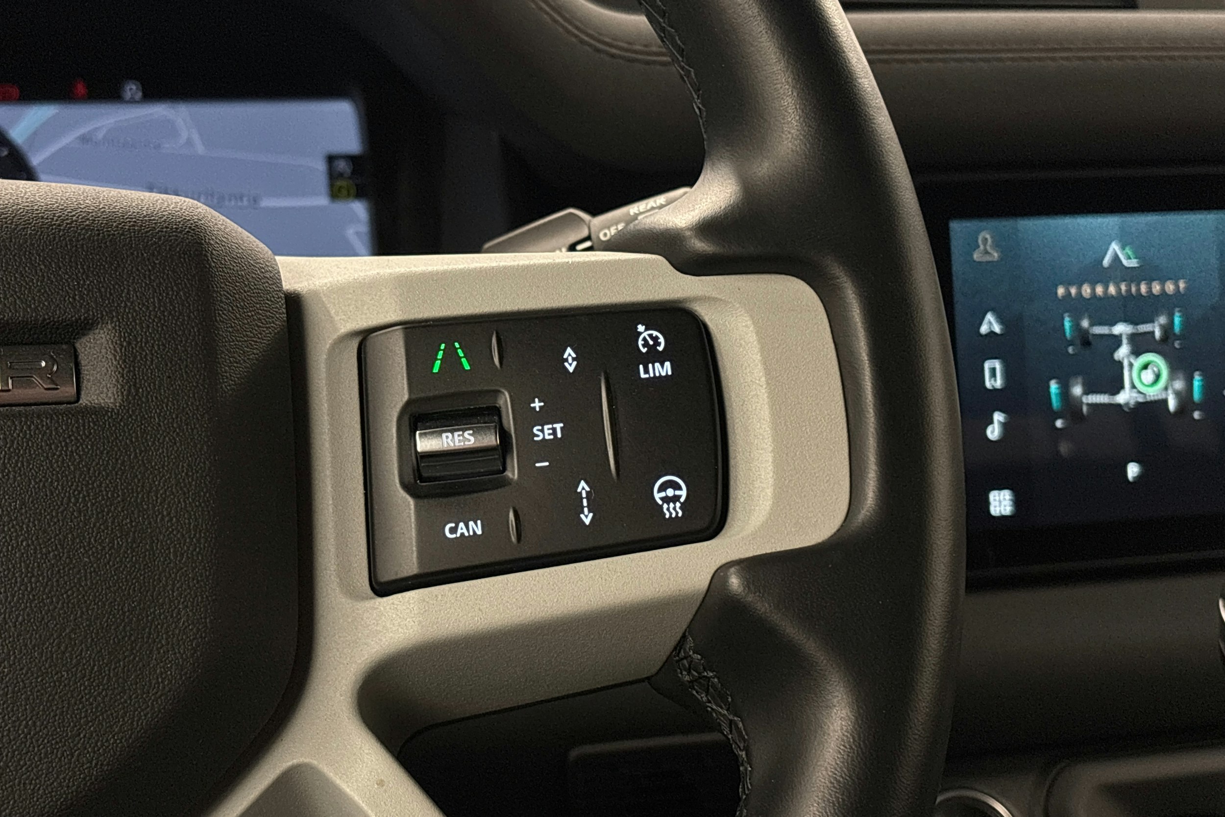 ruskea (beige) Land Rover Defender 2023 kuva 22.