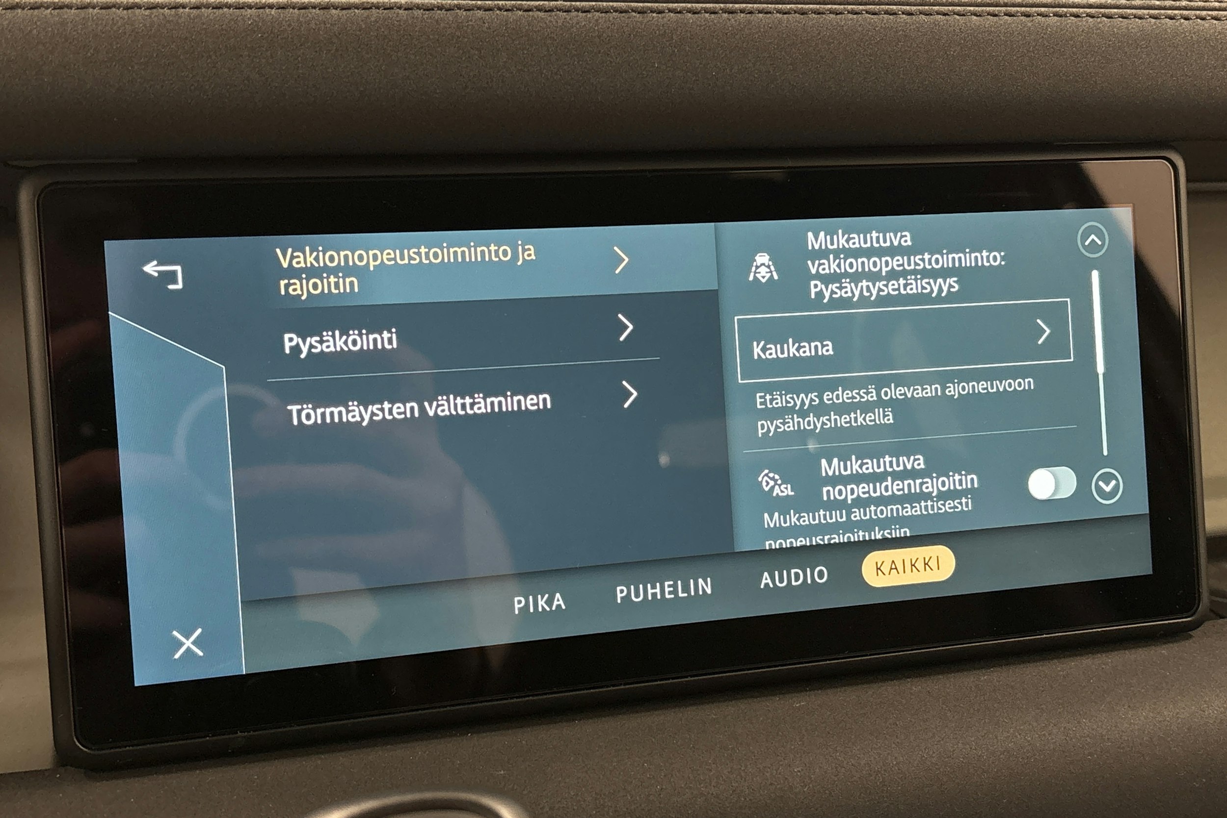 ruskea (beige) Land Rover Defender 2023 kuva 27.