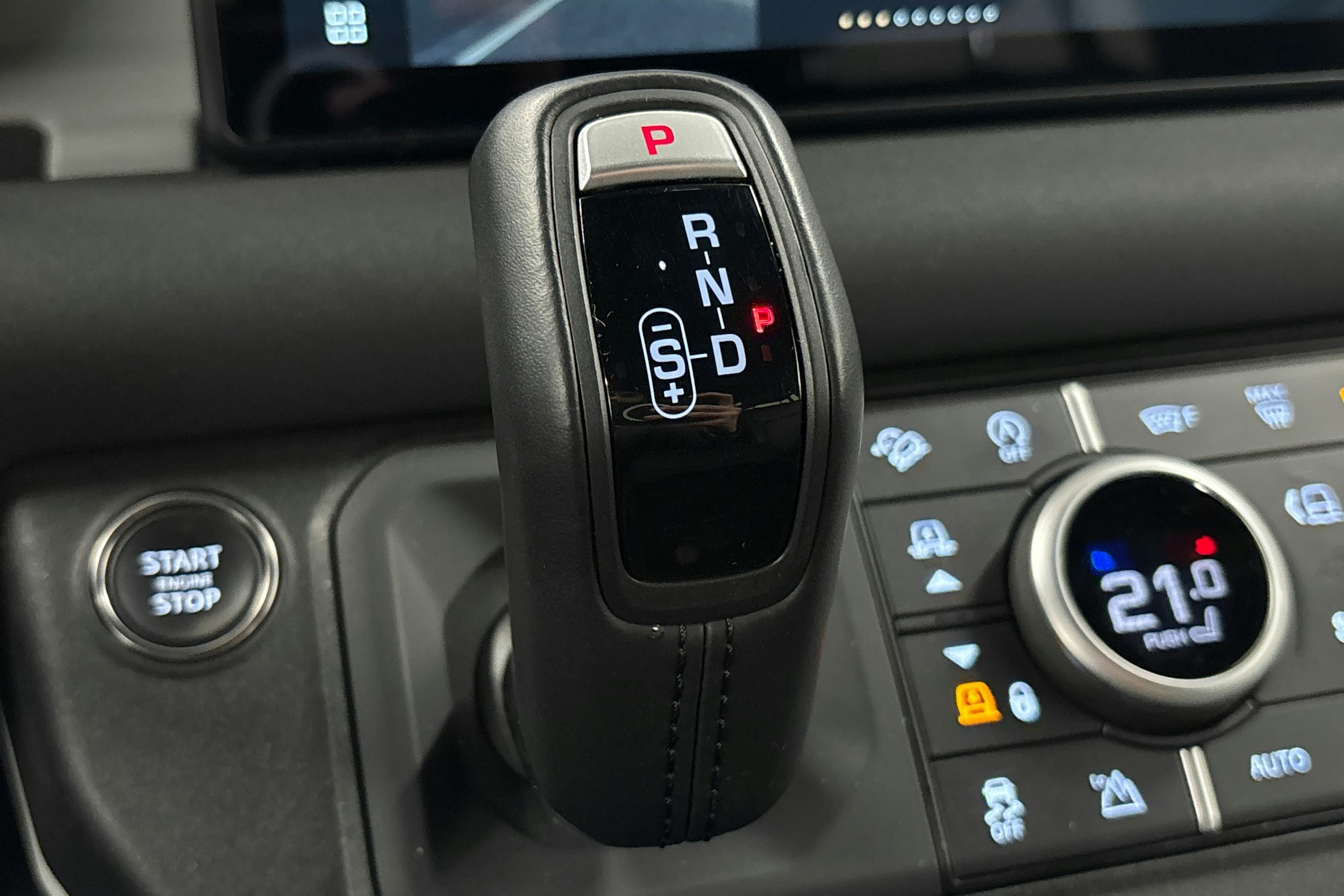 ruskea (beige) Land Rover Defender 2023 kuva 33.