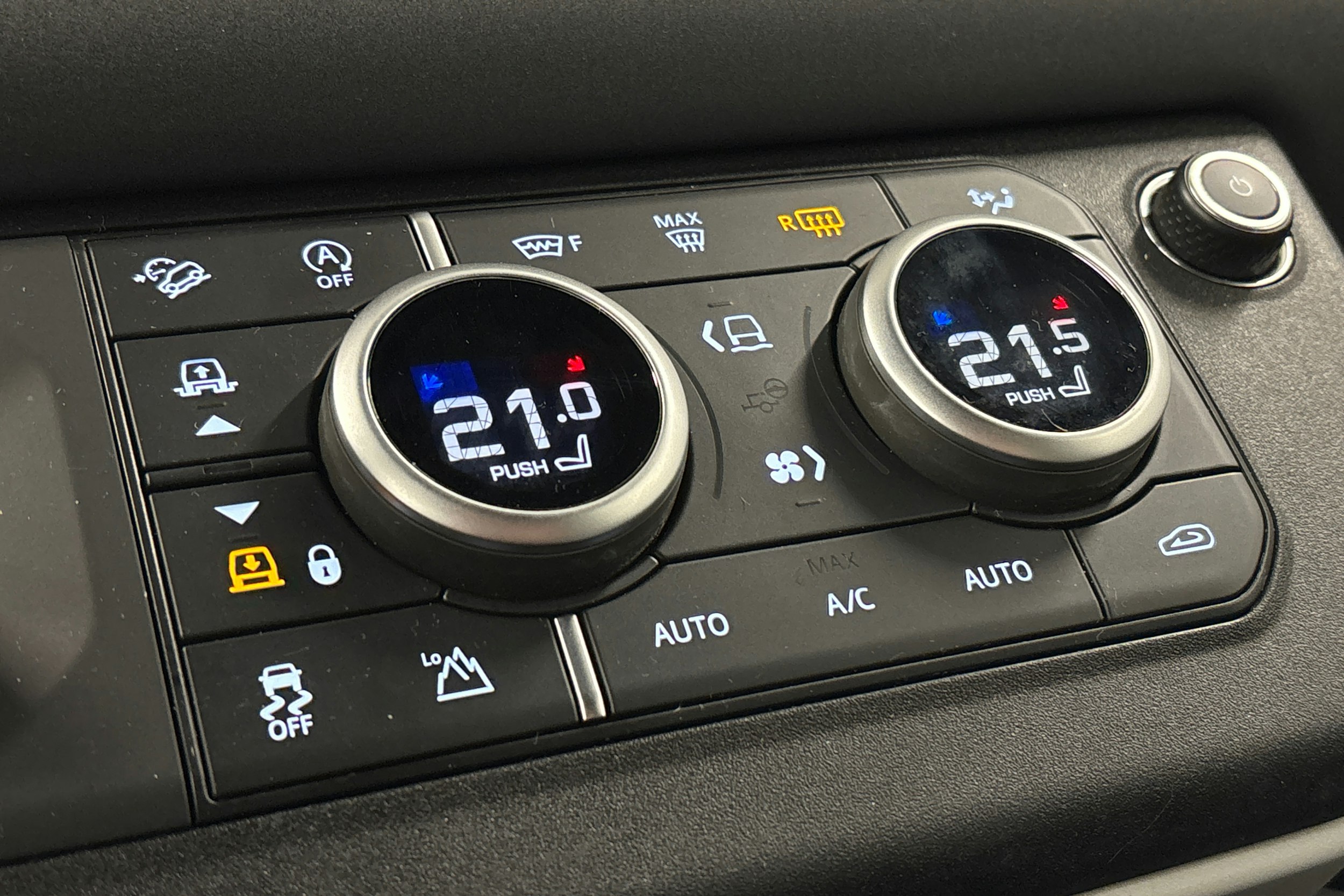 ruskea (beige) Land Rover Defender 2023 kuva 34.